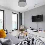 شقة Subtle Grey With Furnished Balcony And Parking In By Renters كراكوفيا
